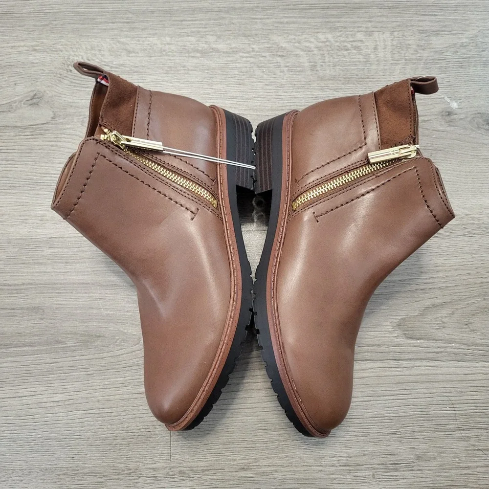 Tommy Hilfiger FAWN Brown Ankle Boots Gold Zip Women 6.5M Preppy Lug Sole Luxury